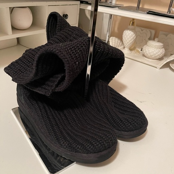 Uggs knitted boots soft and easy to put it on - Picture 4 of 15